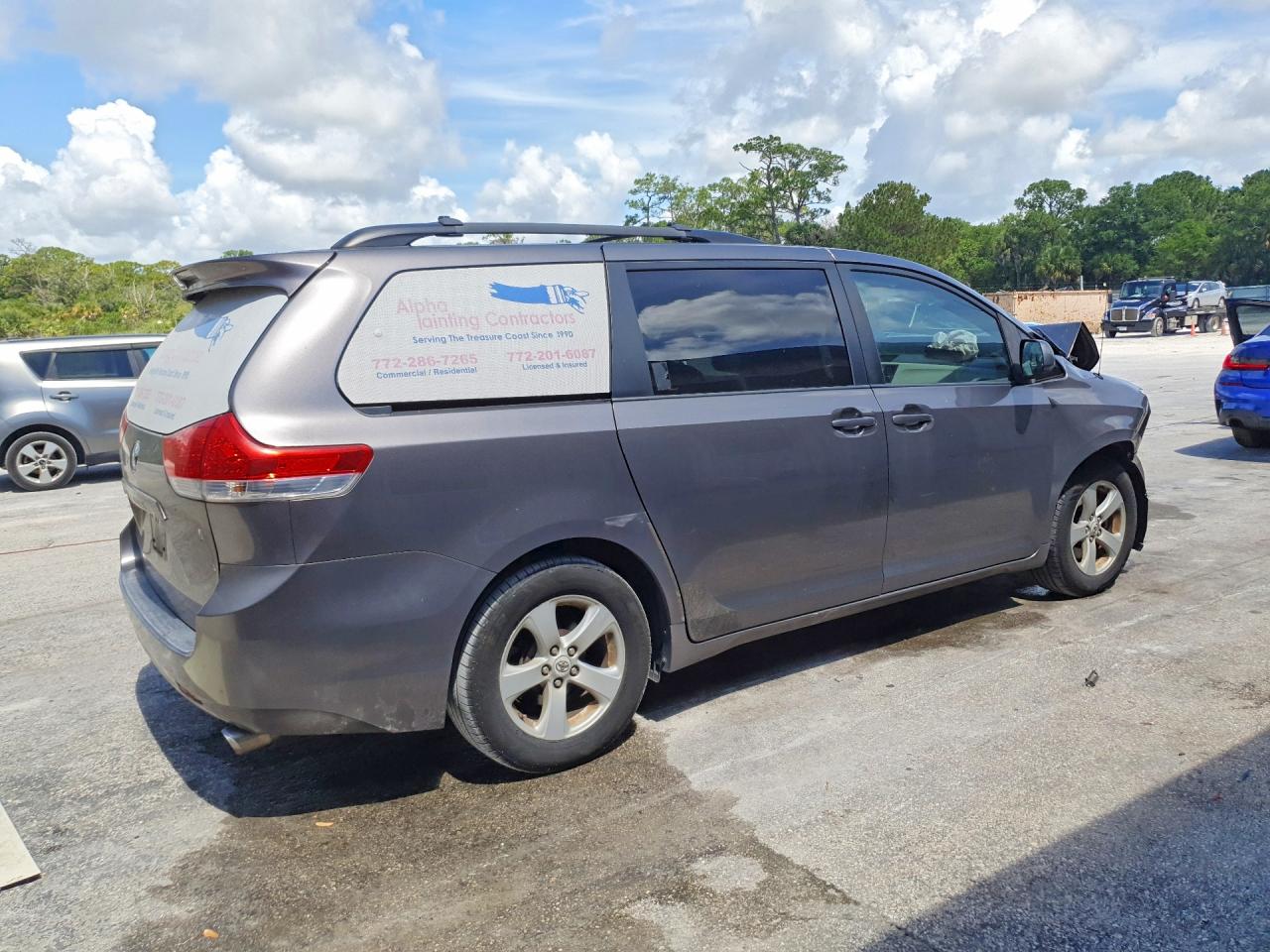 2011 TOYOTA SIENNA
