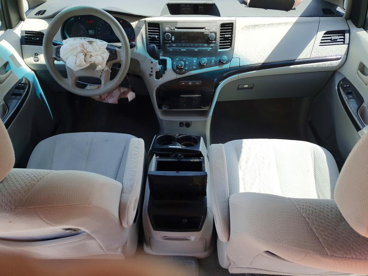 2011 TOYOTA SIENNA
