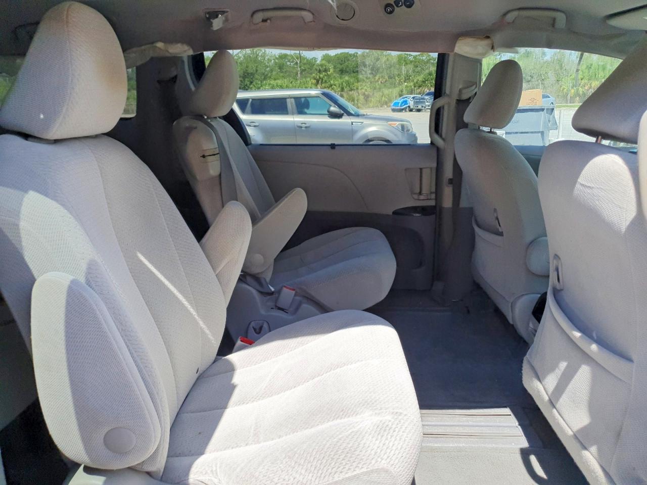 2011 TOYOTA SIENNA