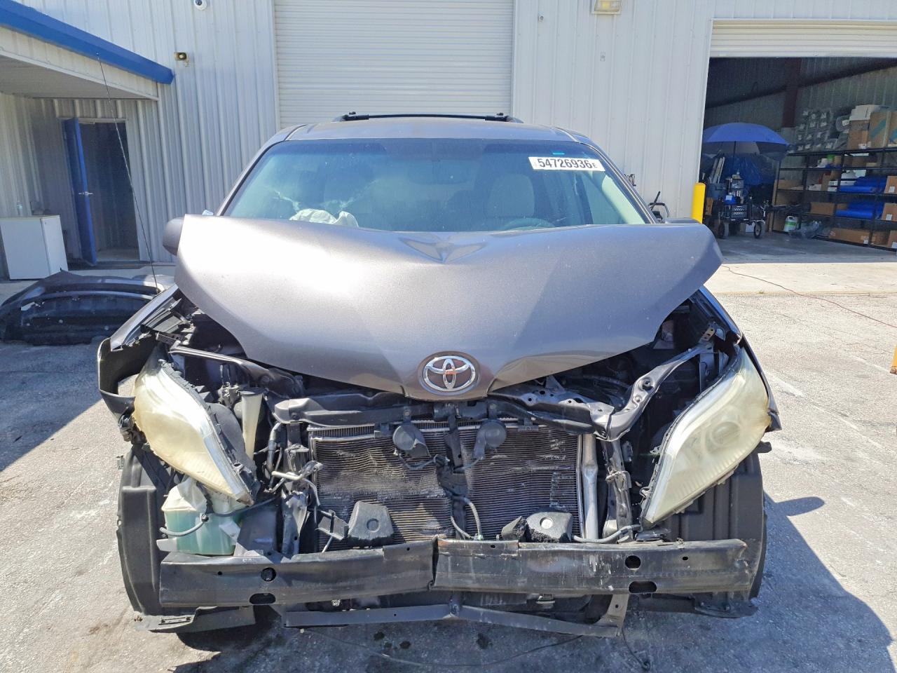 2011 TOYOTA SIENNA