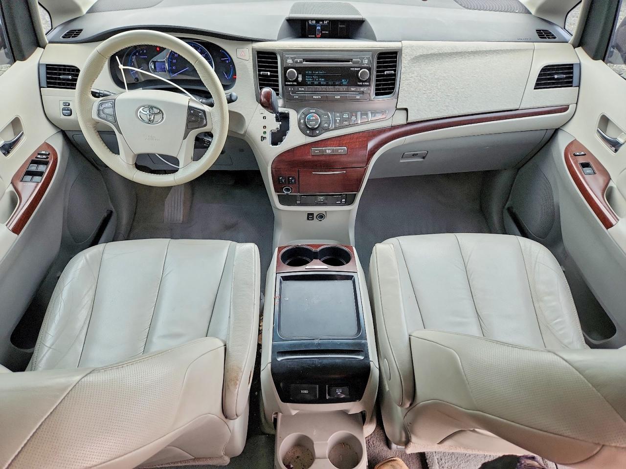 2011 TOYOTA SIENNA