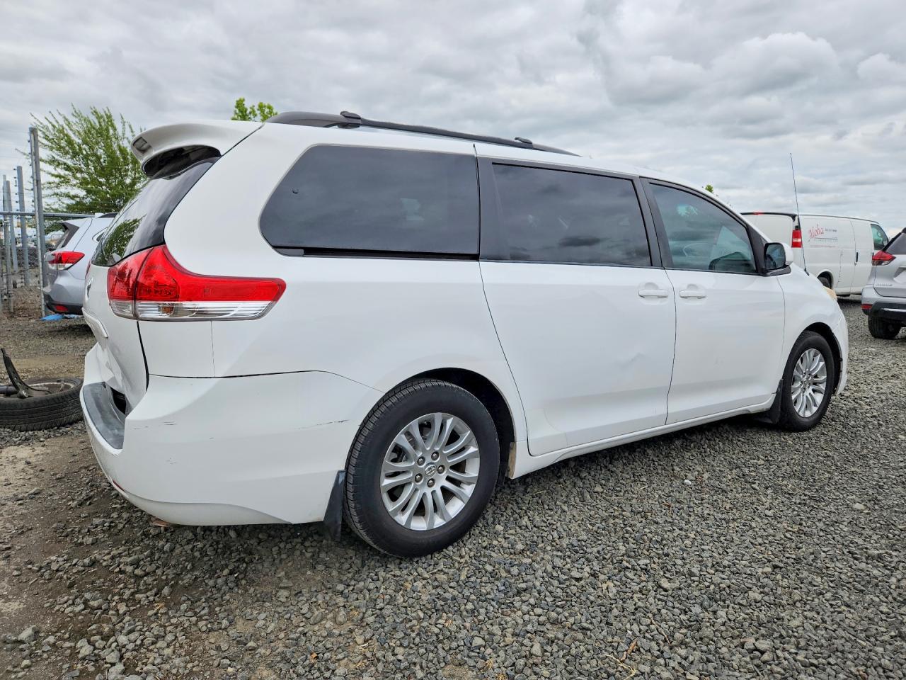 2011 TOYOTA SIENNA