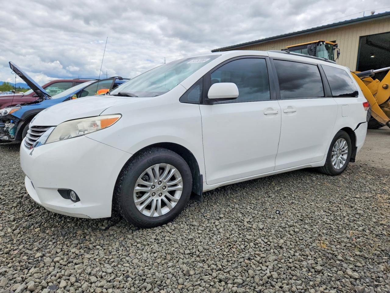 2011 TOYOTA SIENNA