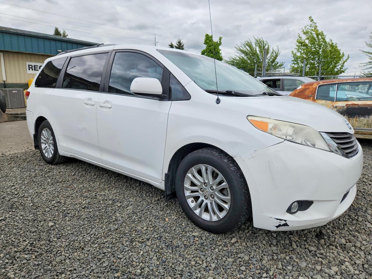 2011 TOYOTA SIENNA