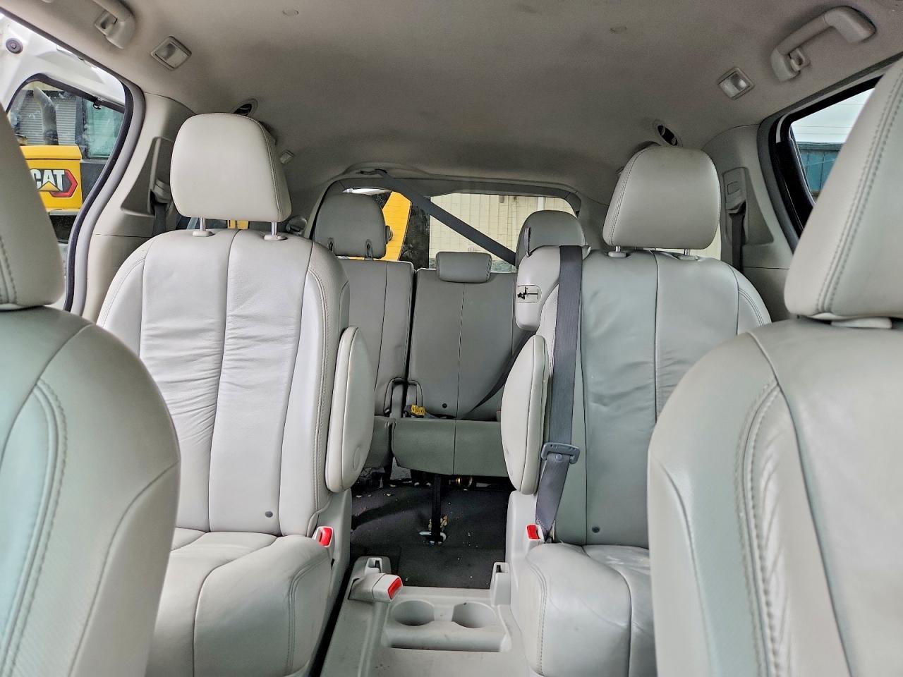 2011 TOYOTA SIENNA