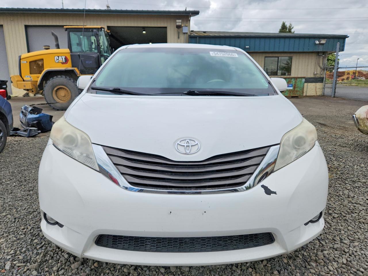 2011 TOYOTA SIENNA