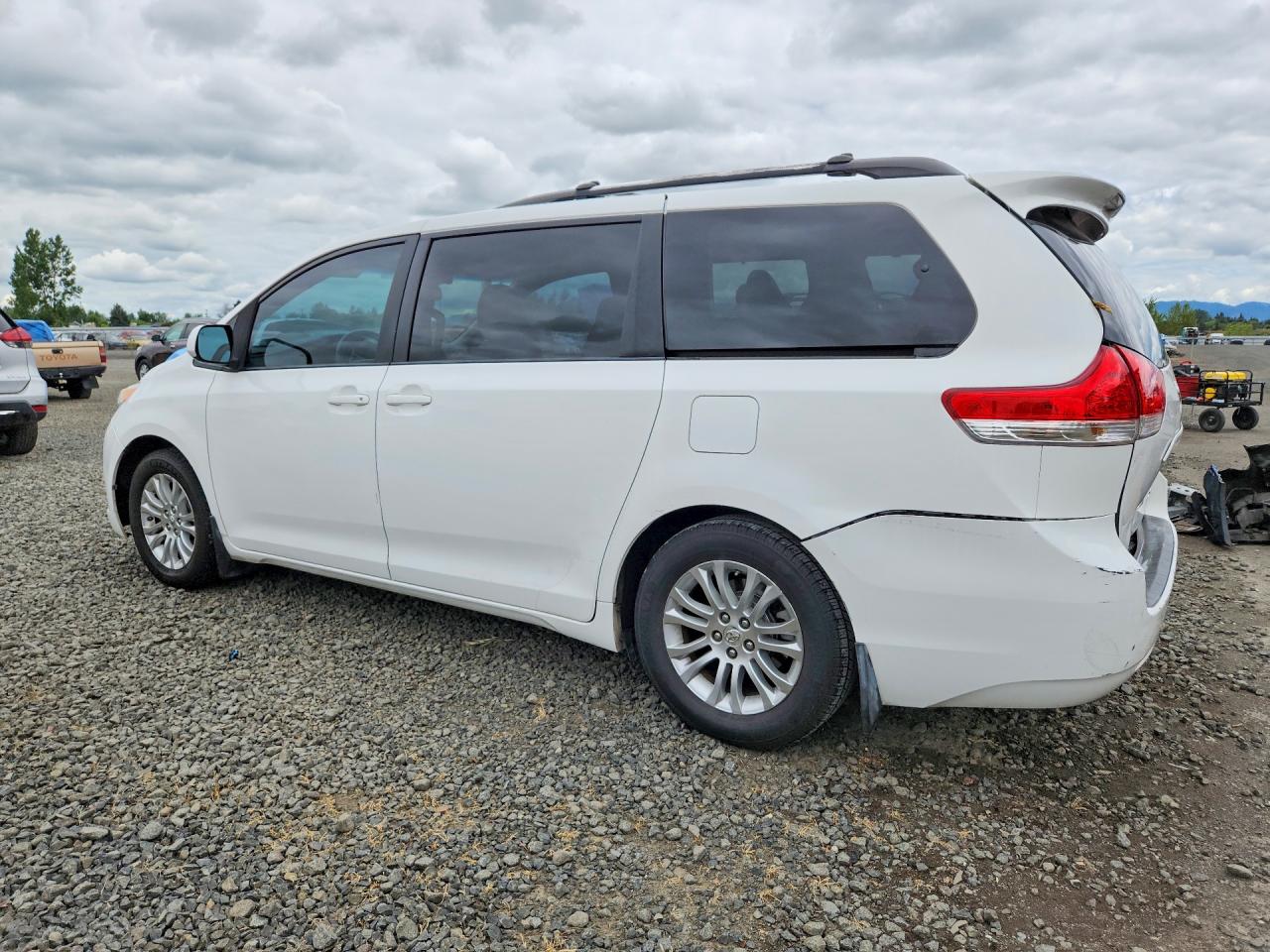 2011 TOYOTA SIENNA