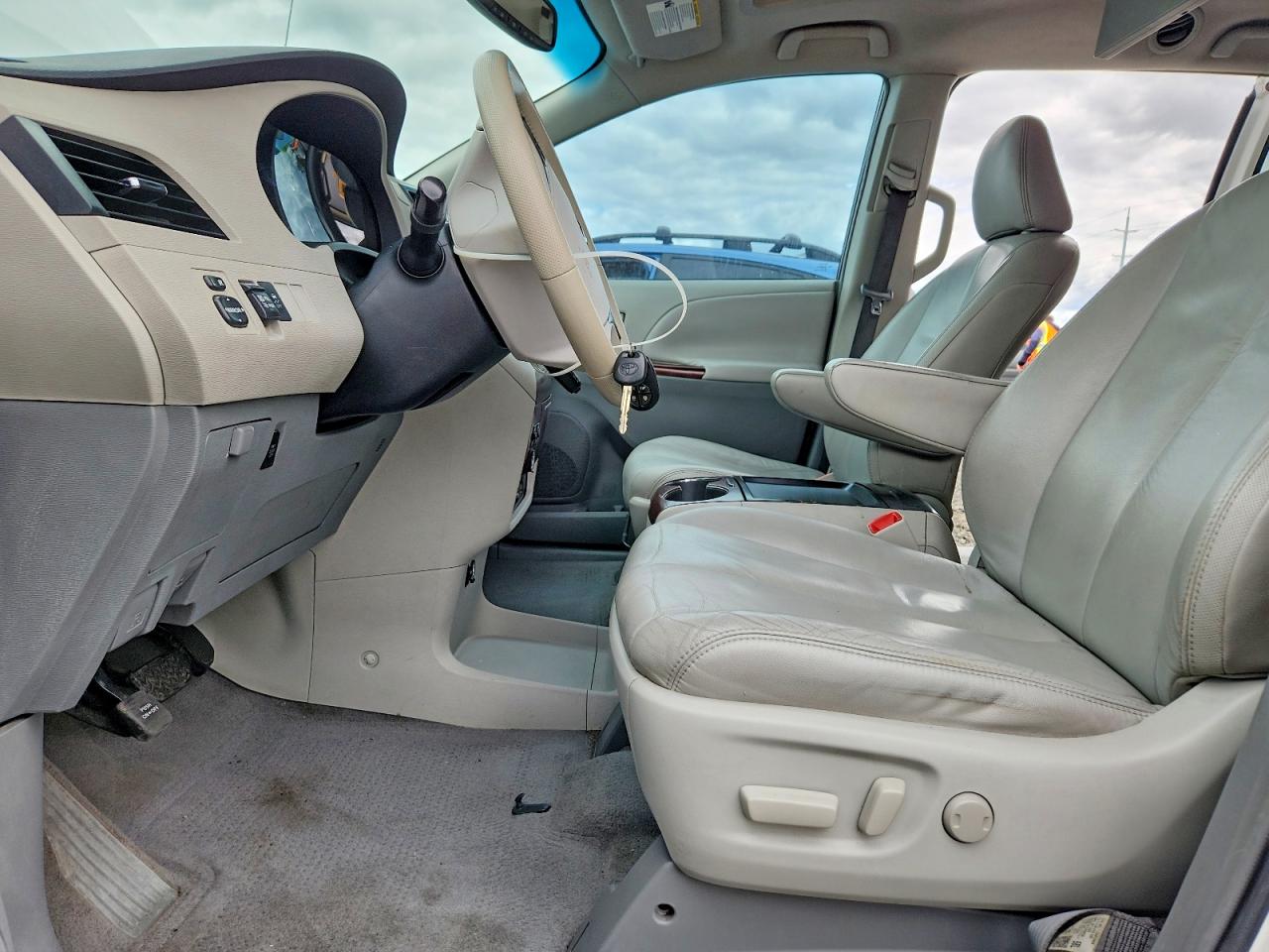 2011 TOYOTA SIENNA
