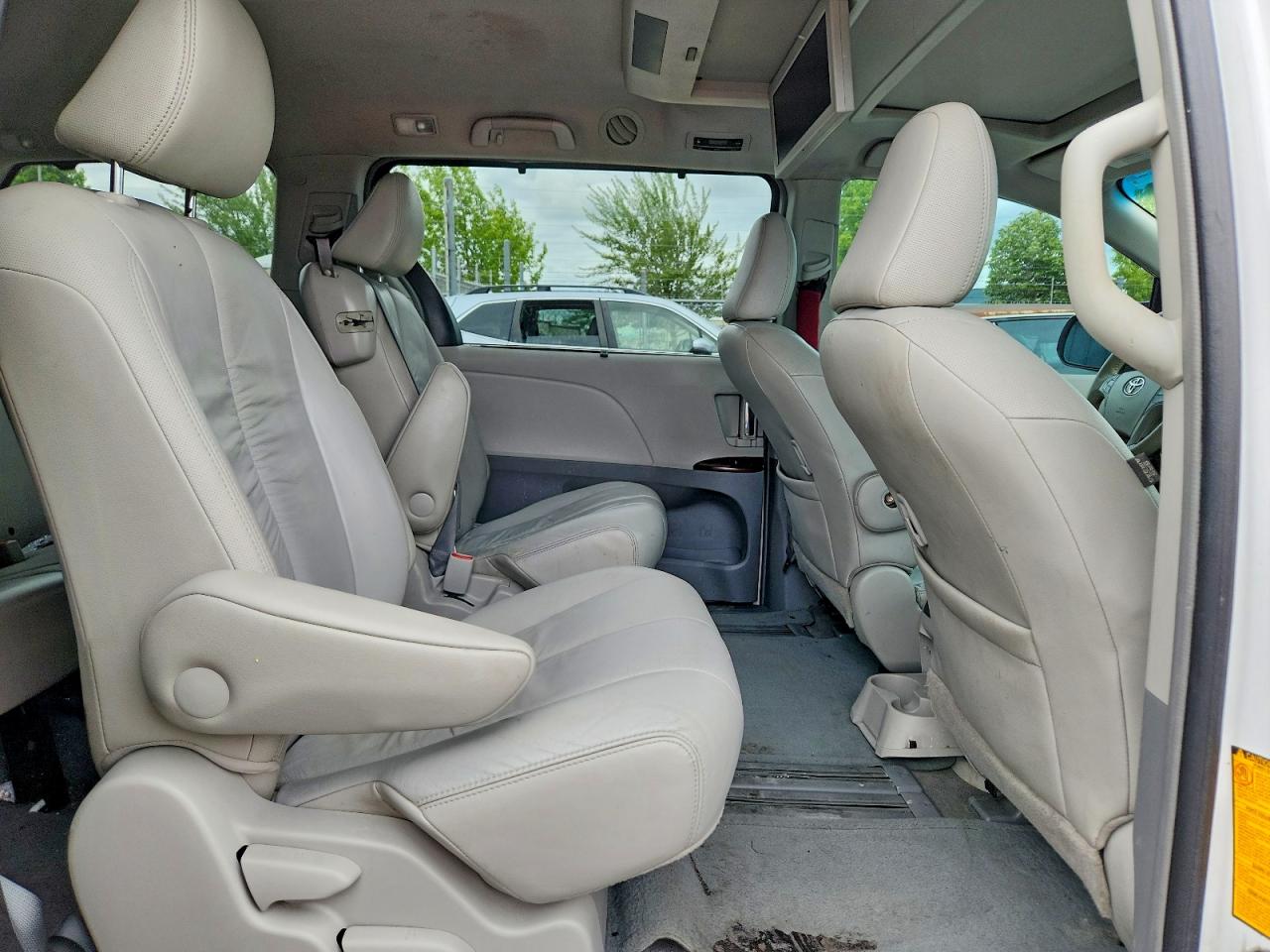 2011 TOYOTA SIENNA