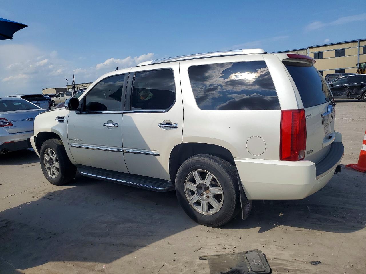 2011 CADILLAC ESCALADE