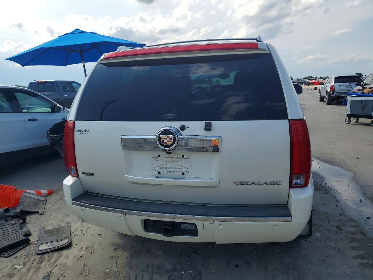 2011 CADILLAC ESCALADE