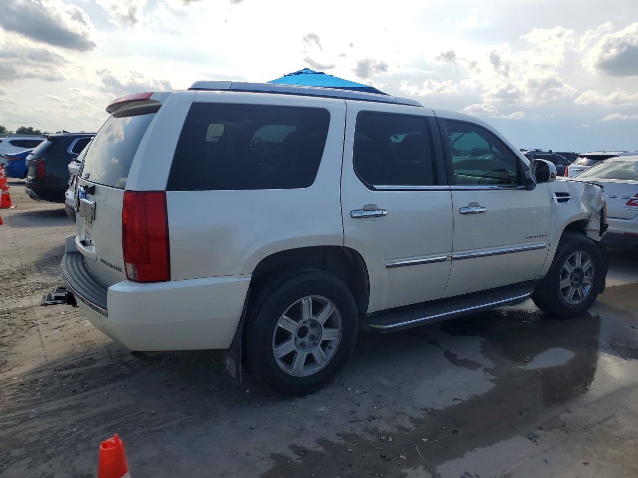 2011 CADILLAC ESCALADE