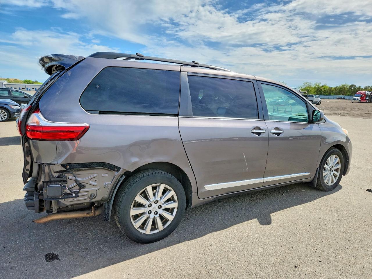 2017 TOYOTA SIENNA