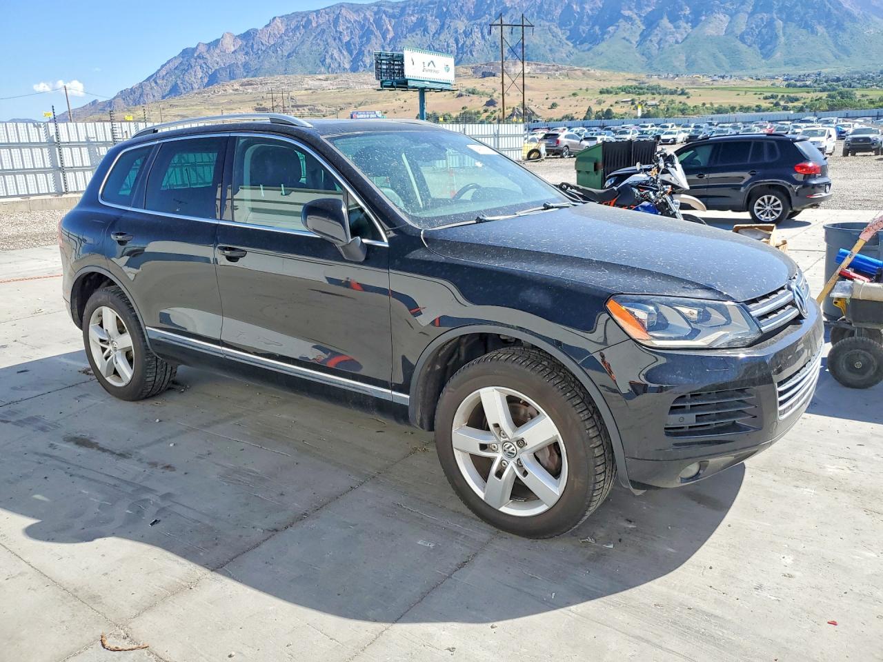 2011 VOLKSWAGEN TOUAREG