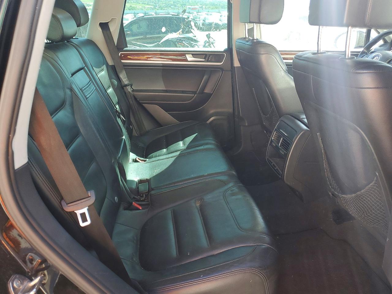 2011 VOLKSWAGEN TOUAREG