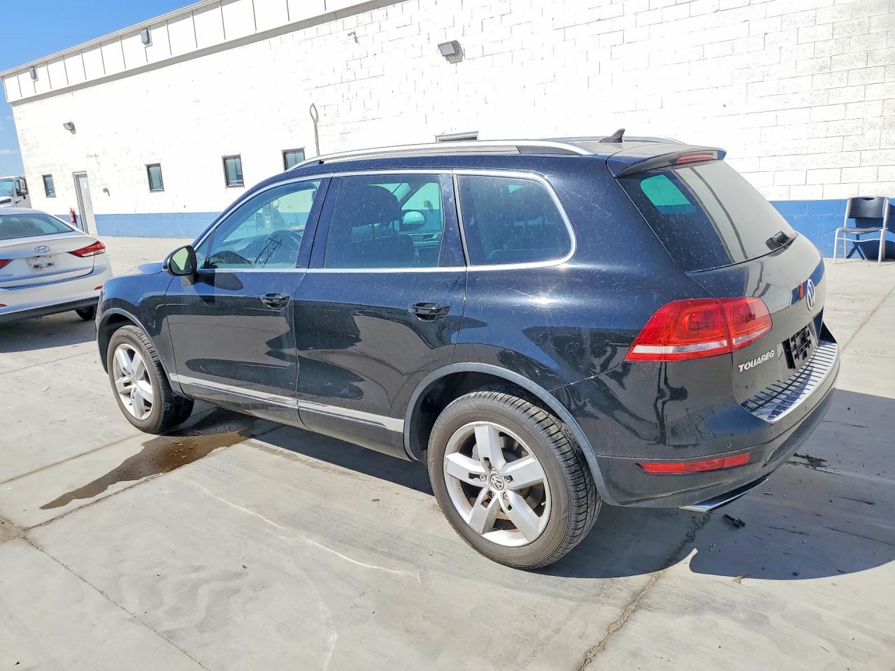 2011 VOLKSWAGEN TOUAREG