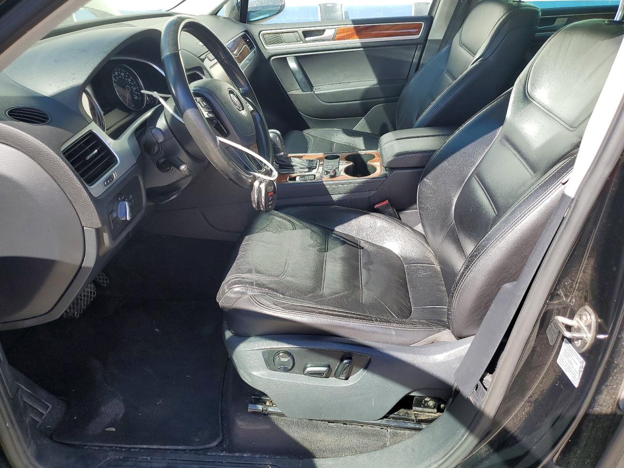 2011 VOLKSWAGEN TOUAREG