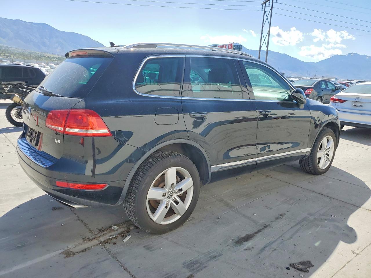 2011 VOLKSWAGEN TOUAREG