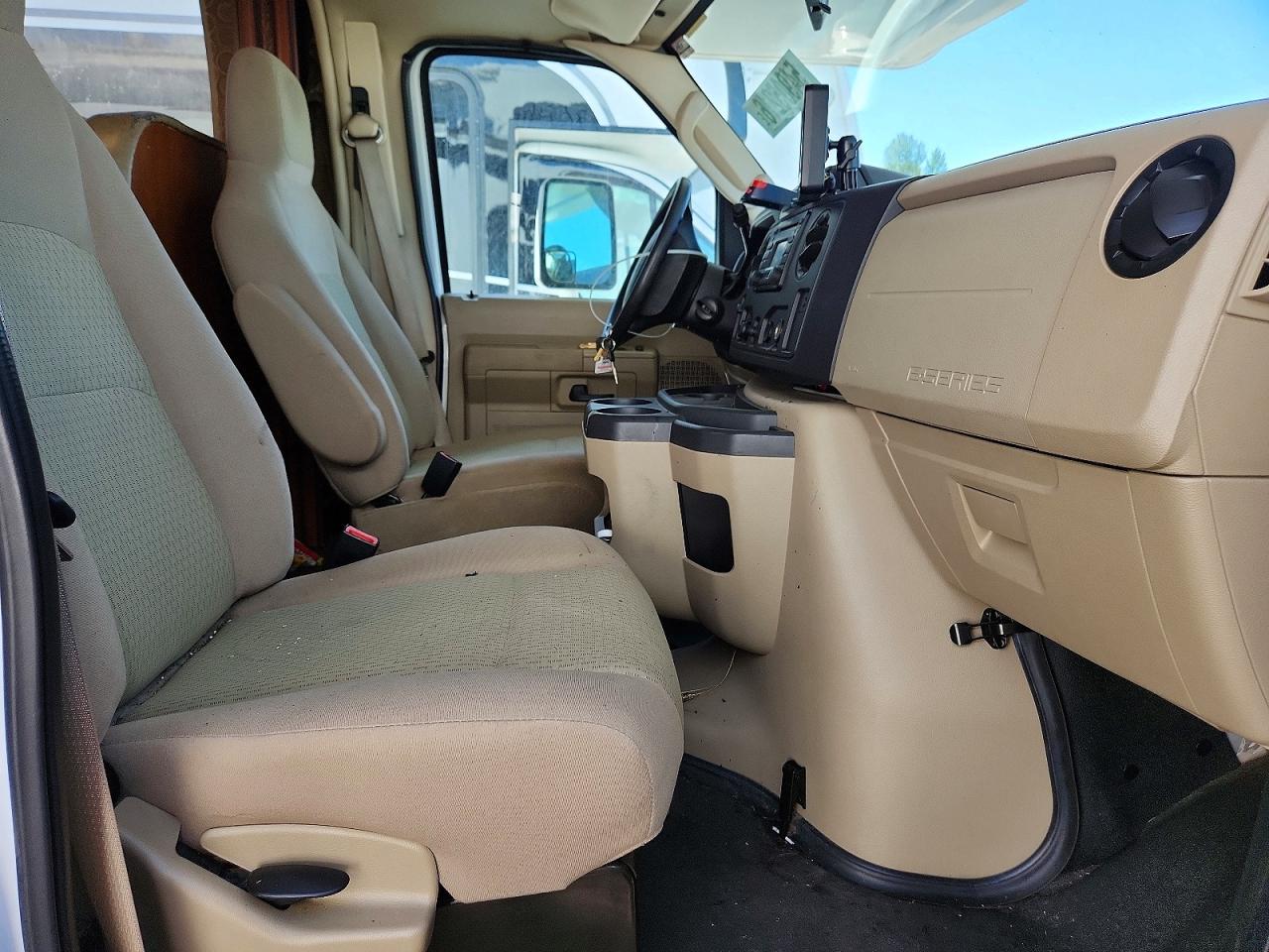 2012 FORD CHATEAU