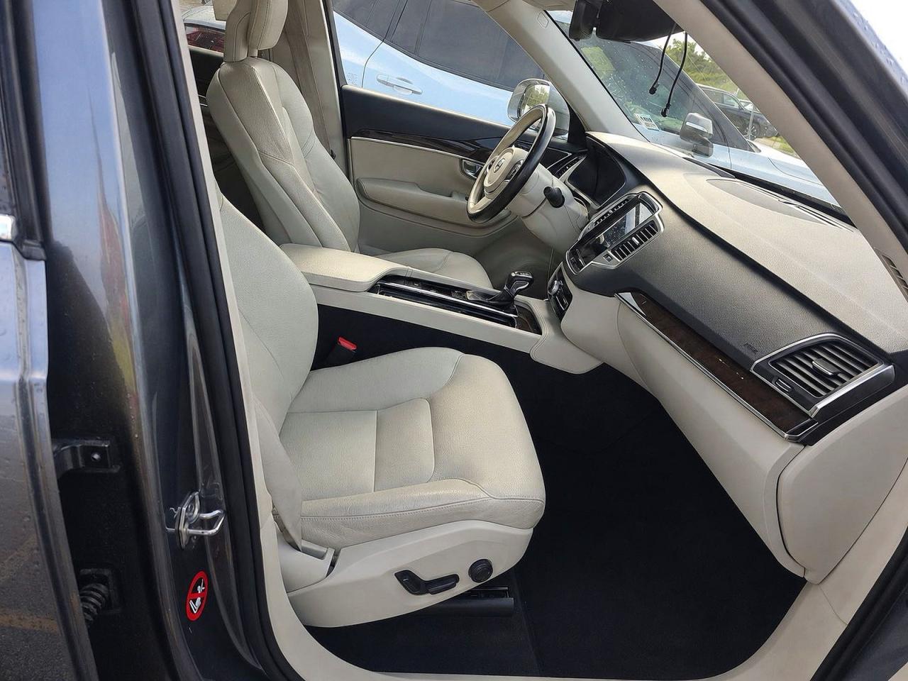 2017 VOLVO XC90
