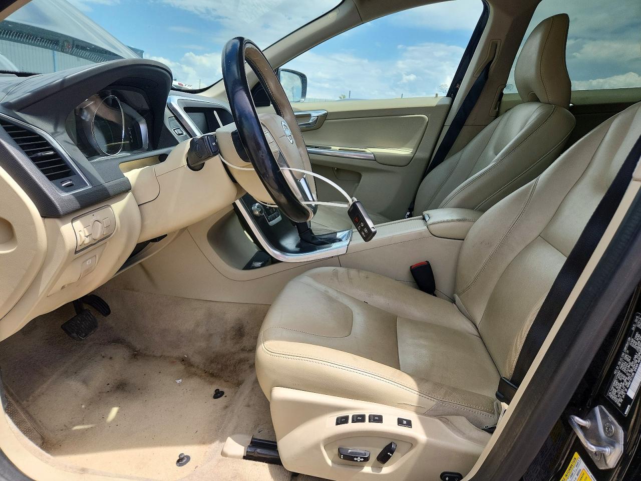 2015 VOLVO XC60