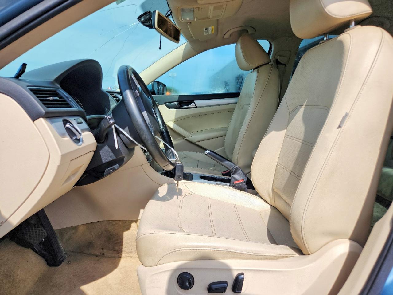 2013 VOLKSWAGEN PASSAT