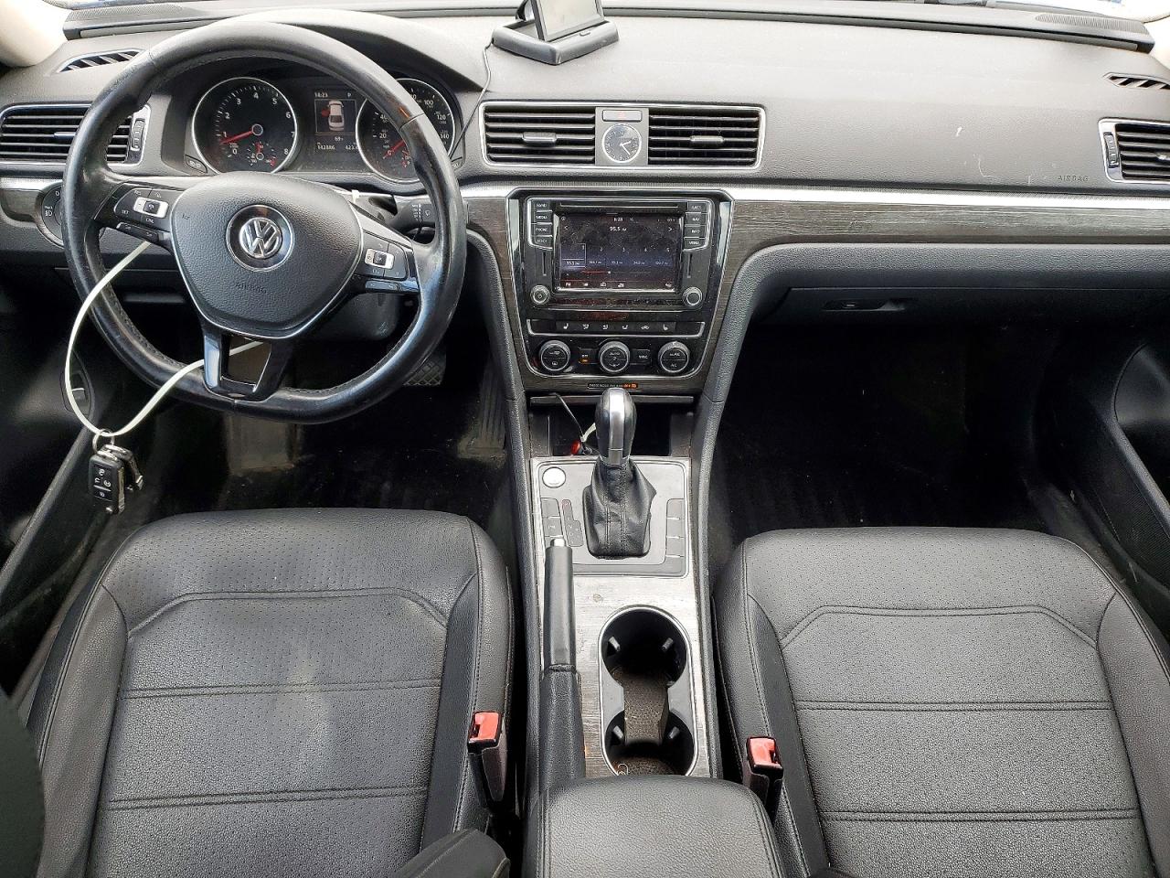2017 VOLKSWAGEN PASSAT