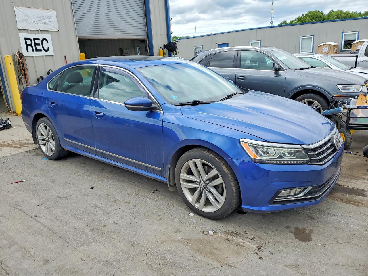 2017 VOLKSWAGEN PASSAT