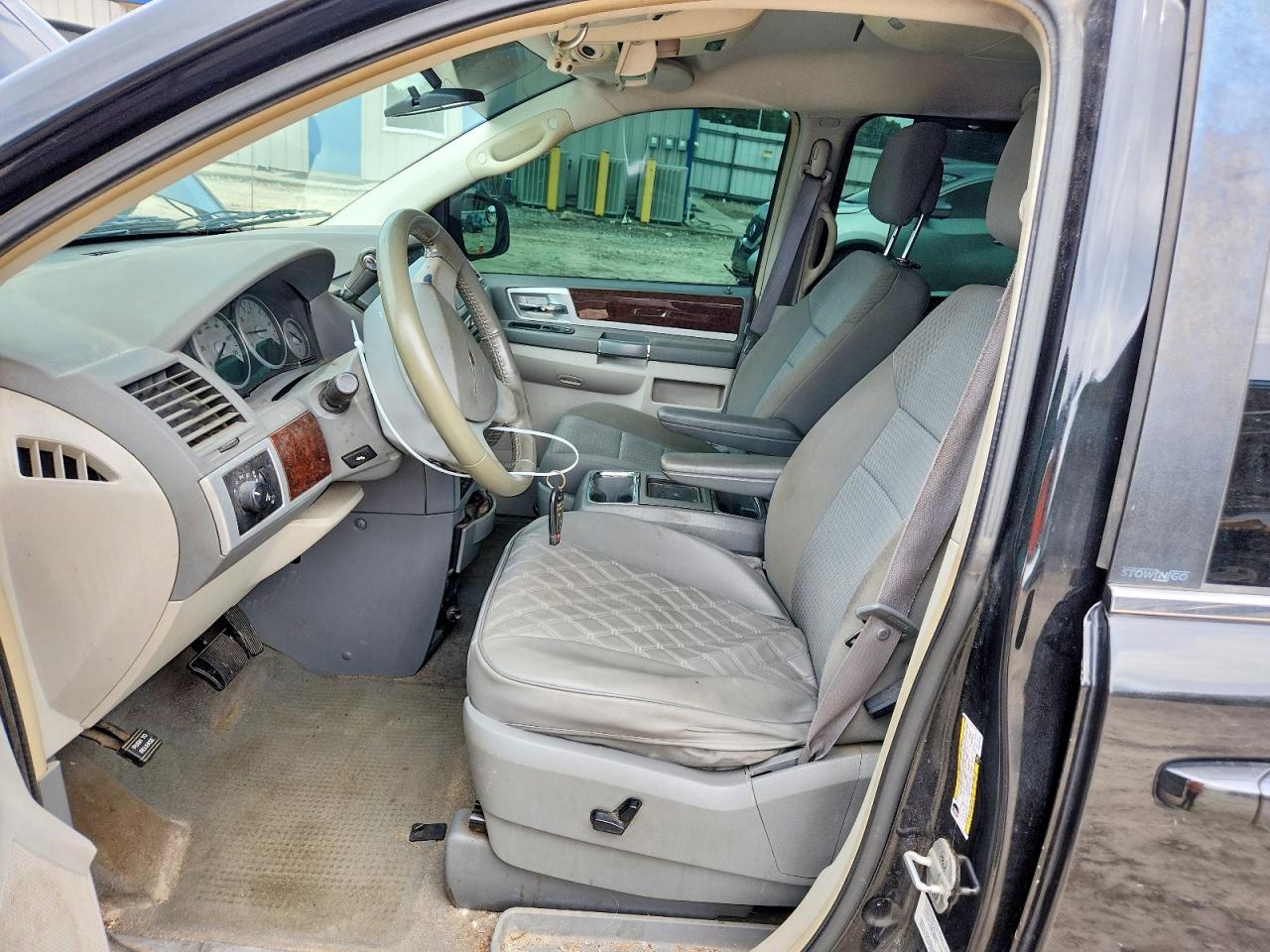 2010 CHRYSLER MINIVAN