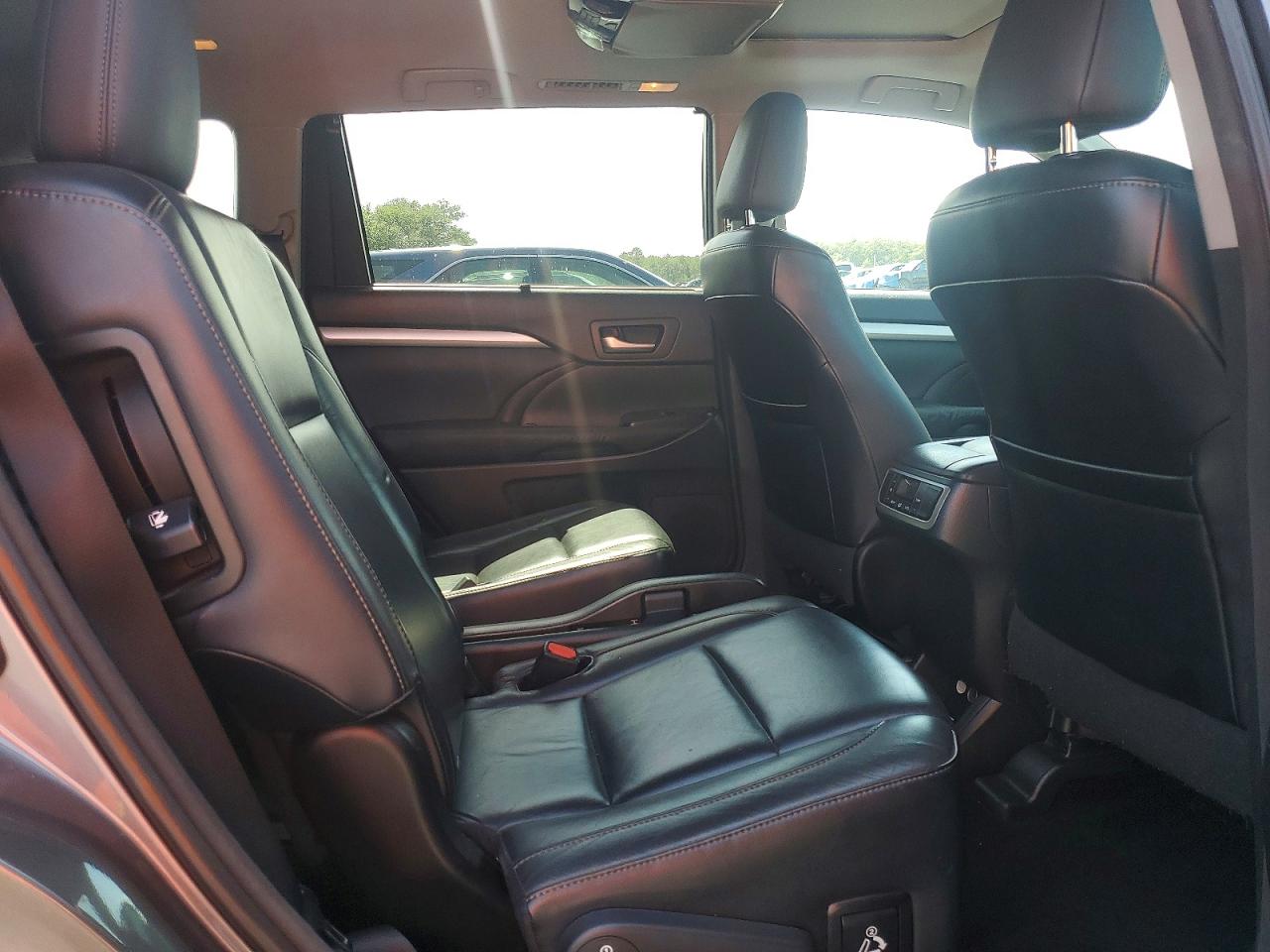 2016 TOYOTA HIGHLANDER