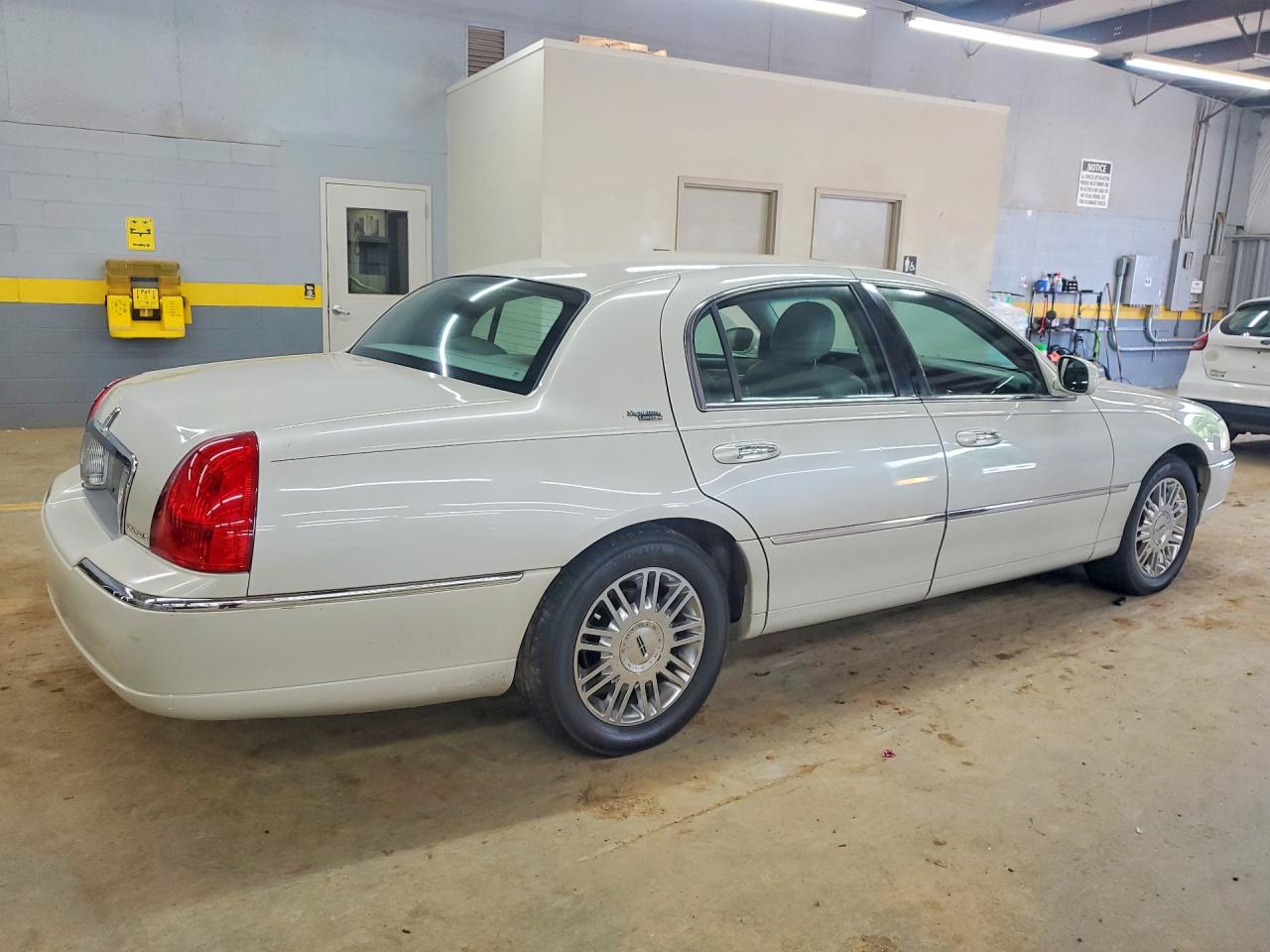 2006 LINCOLN TOWNCAR