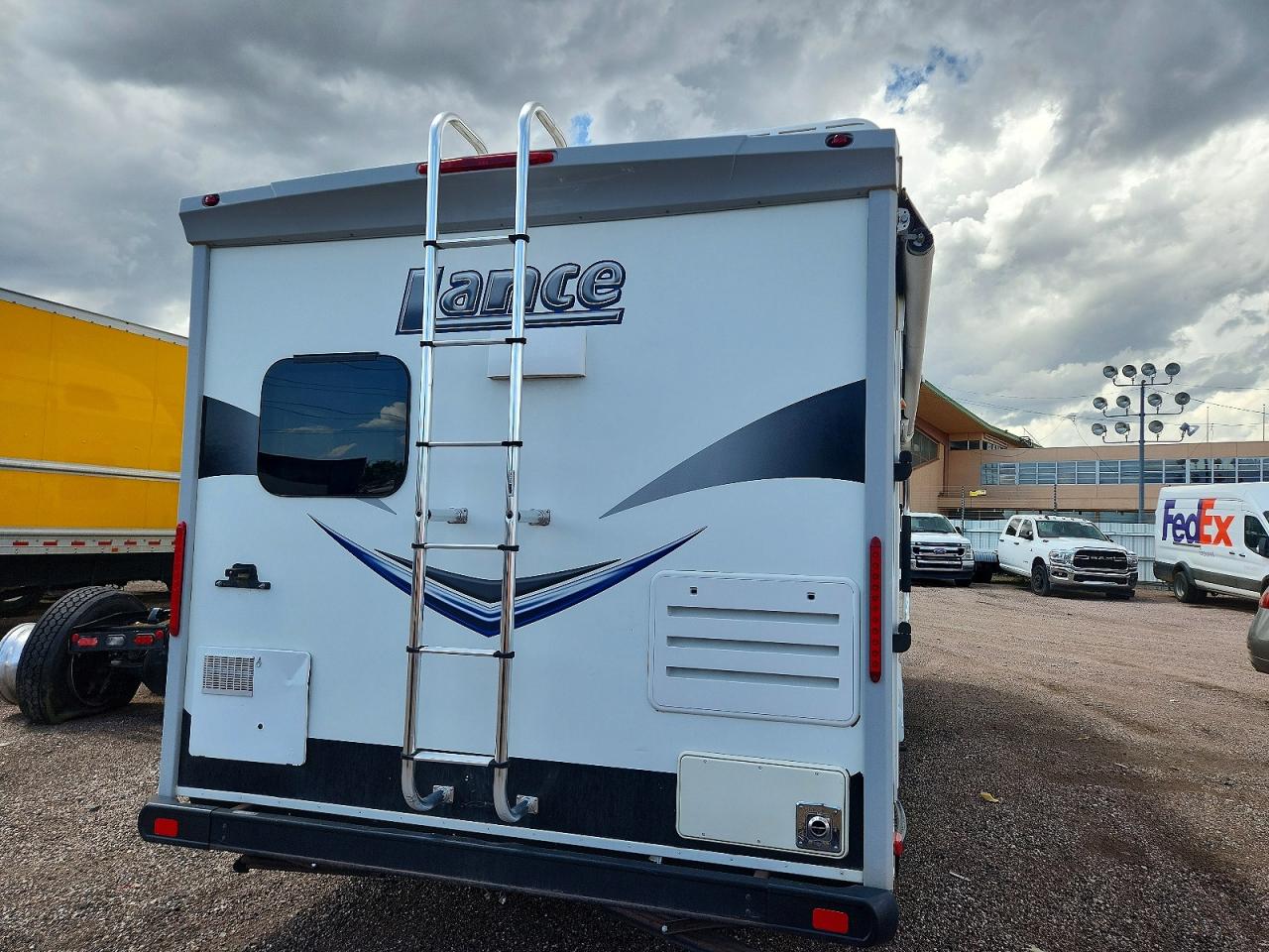 2017 LANCE CAMPER
