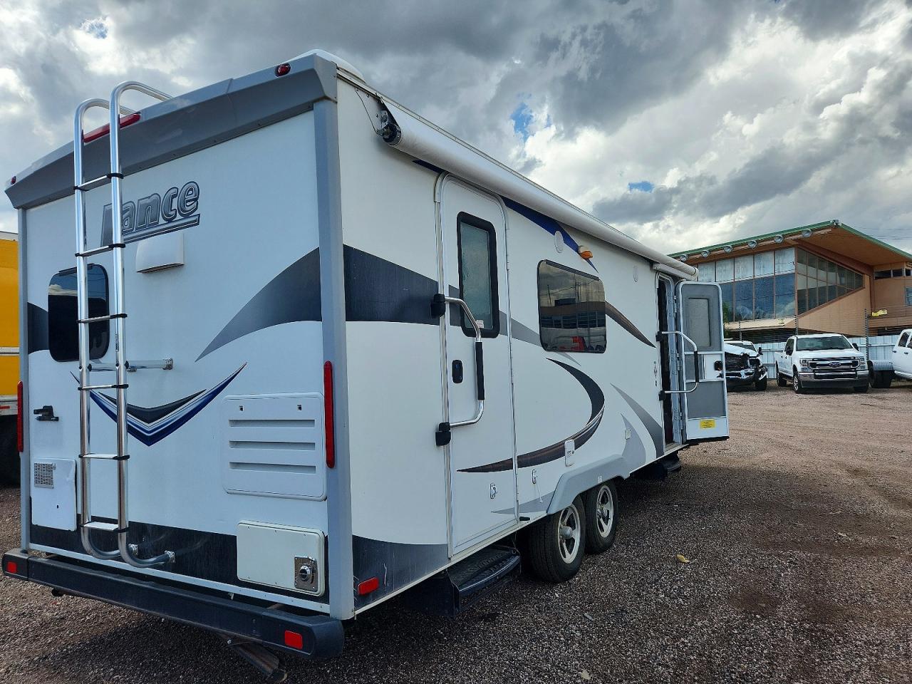 2017 LANCE CAMPER
