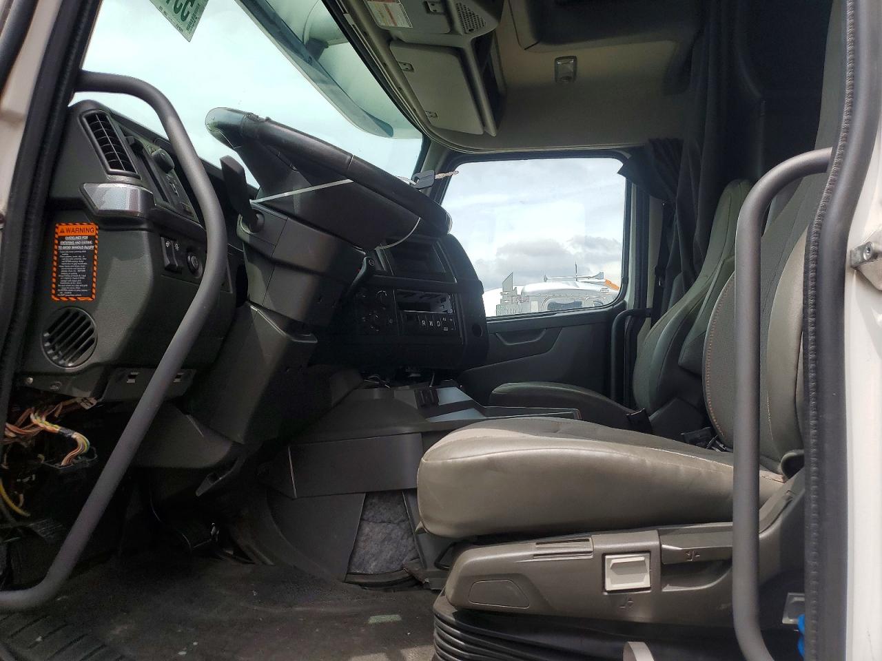 2024 VOLVO VN