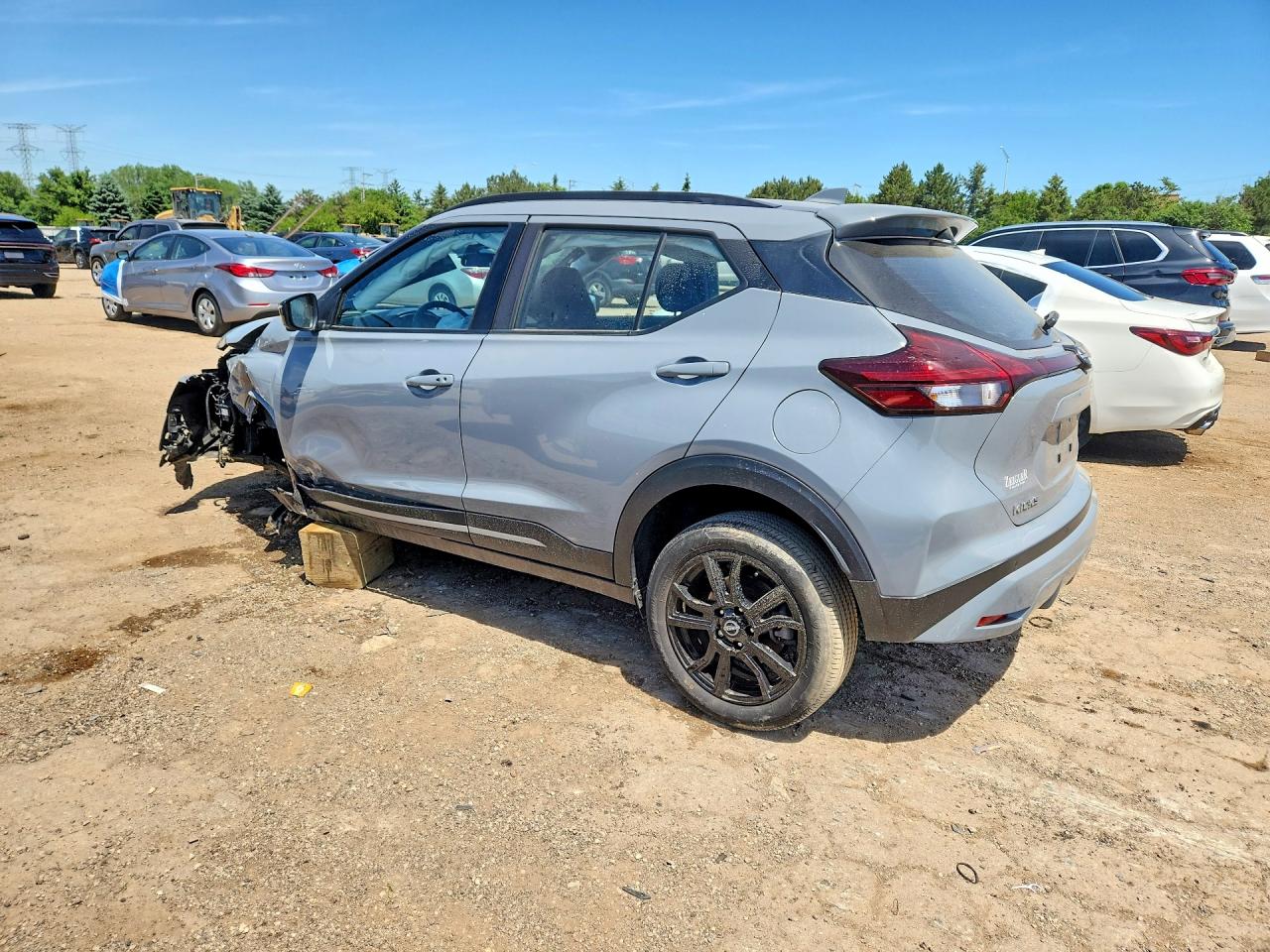 2024 NISSAN KICKS