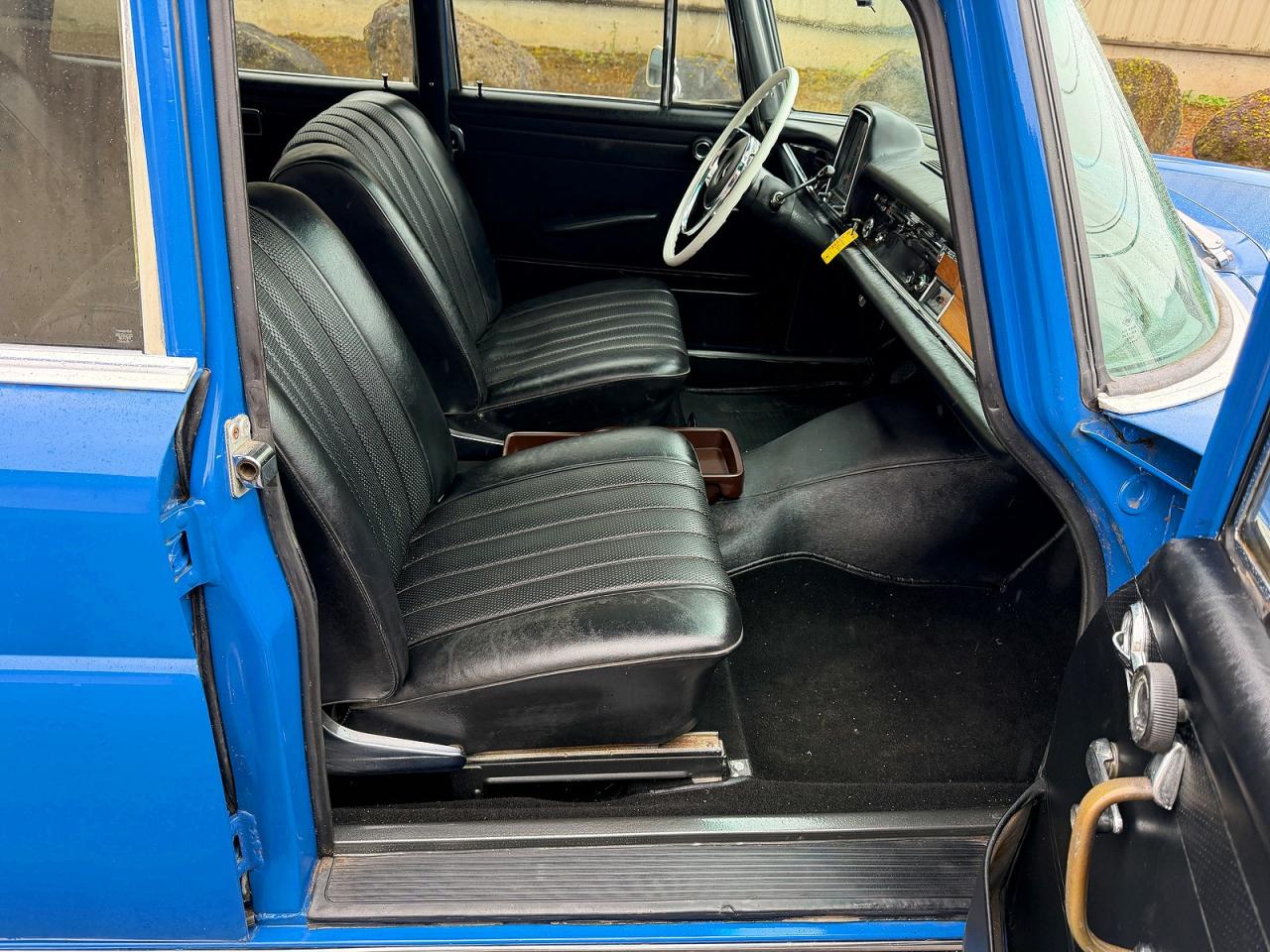 1966 MERCEDES-BENZ 230-CLASS