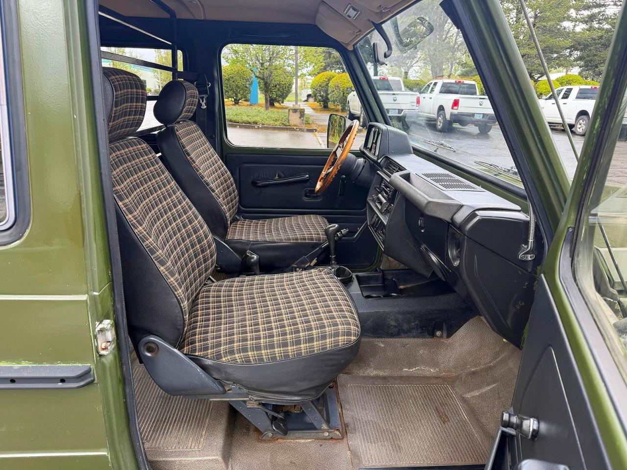 1982 MERCEDES-BENZ 230-CLASS
