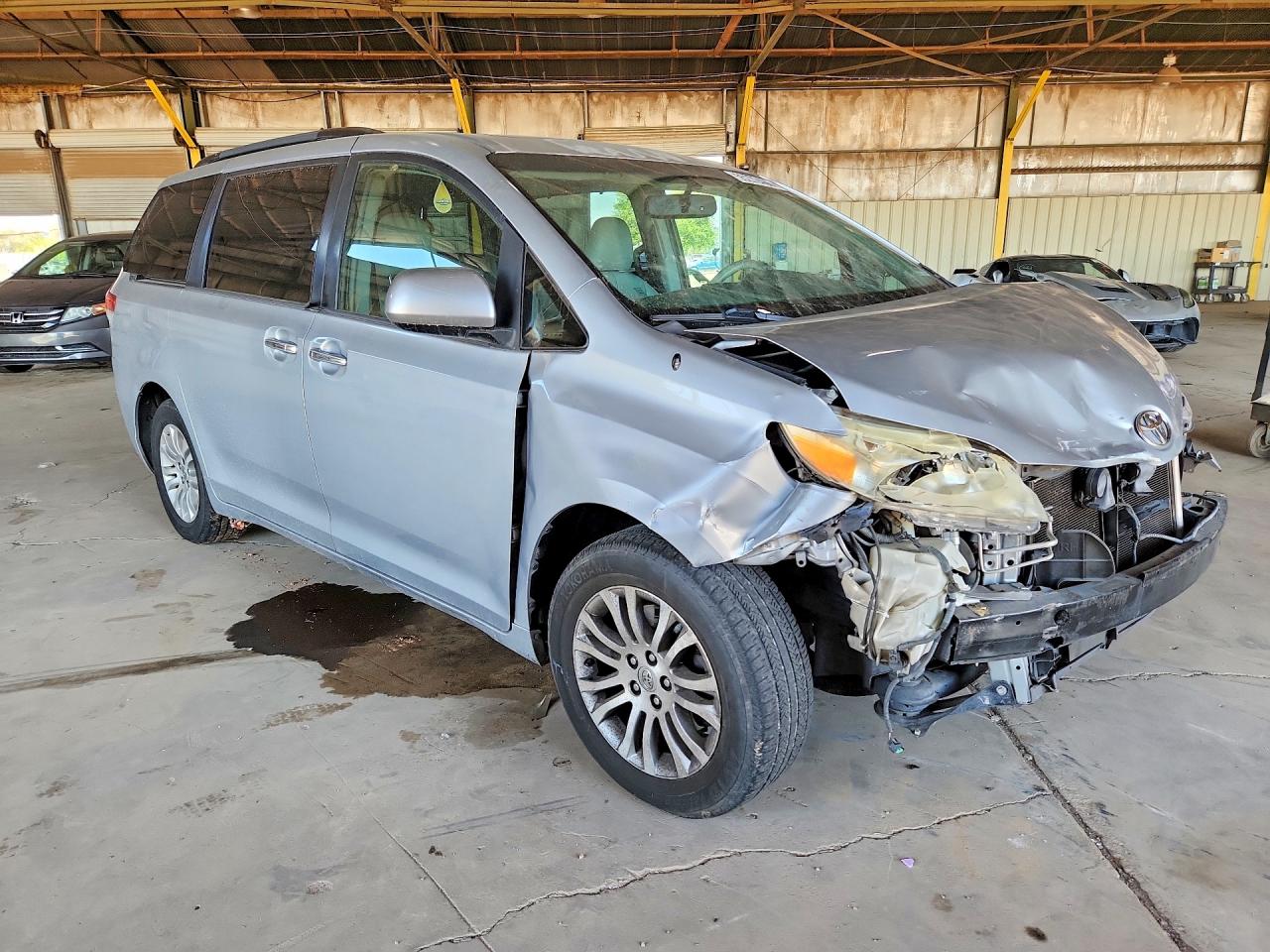 2014 TOYOTA SIENNA