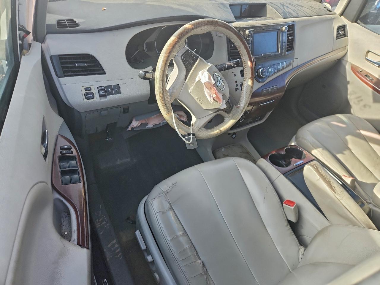 2012 TOYOTA SIENNA