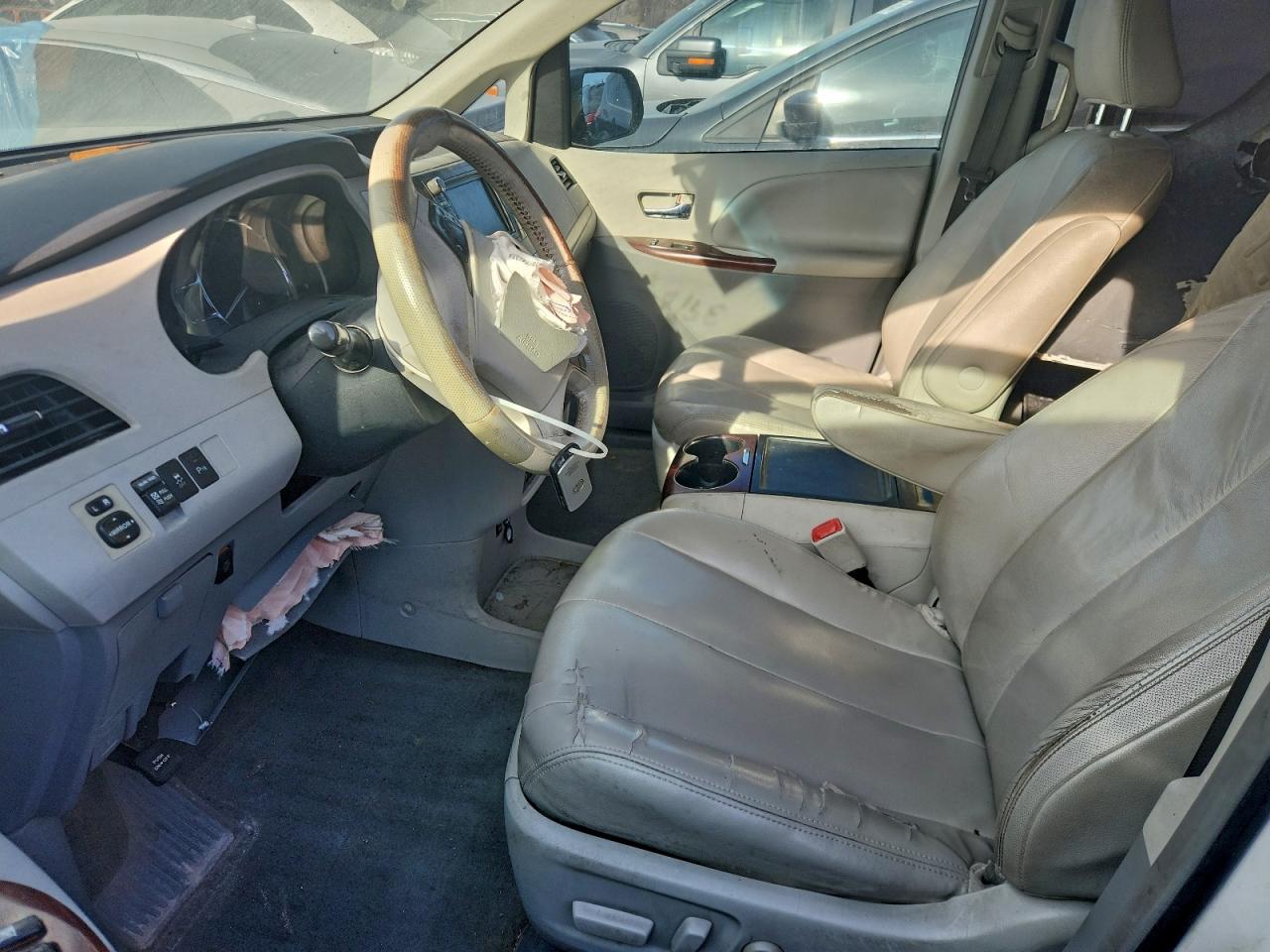 2012 TOYOTA SIENNA