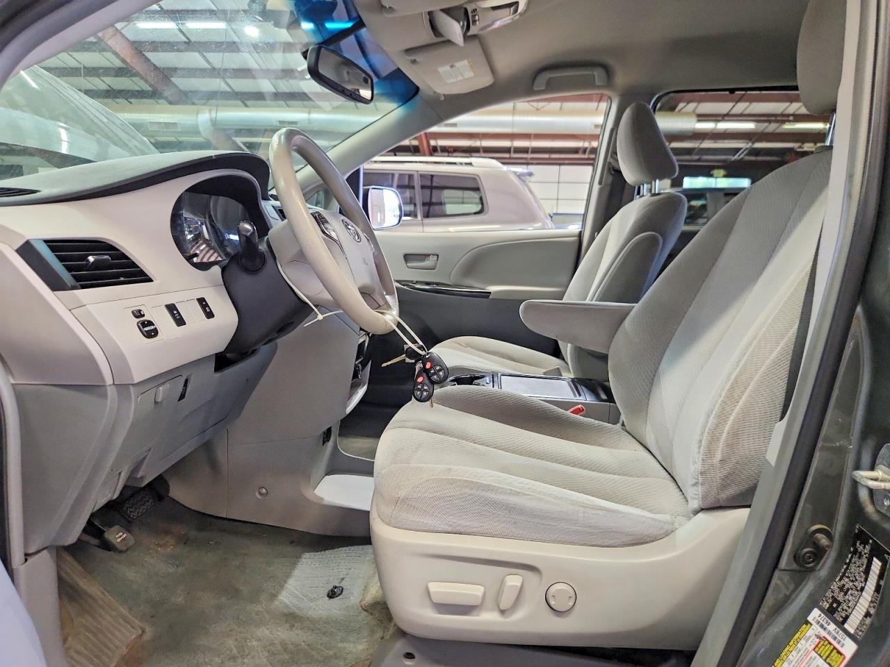 2014 TOYOTA SIENNA