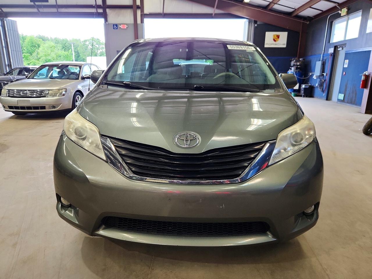 2014 TOYOTA SIENNA