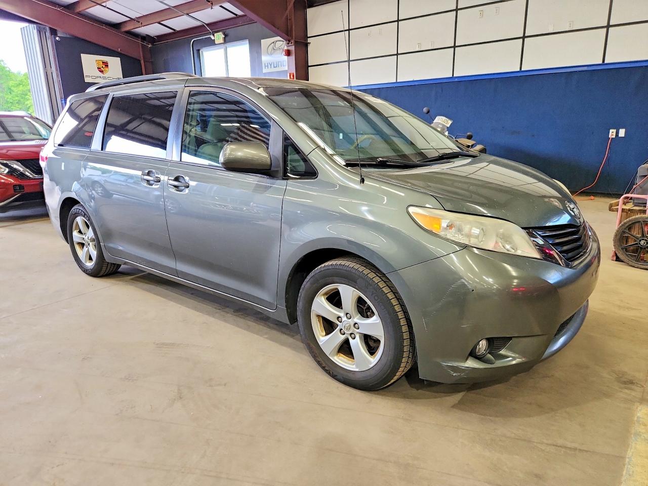 2014 TOYOTA SIENNA