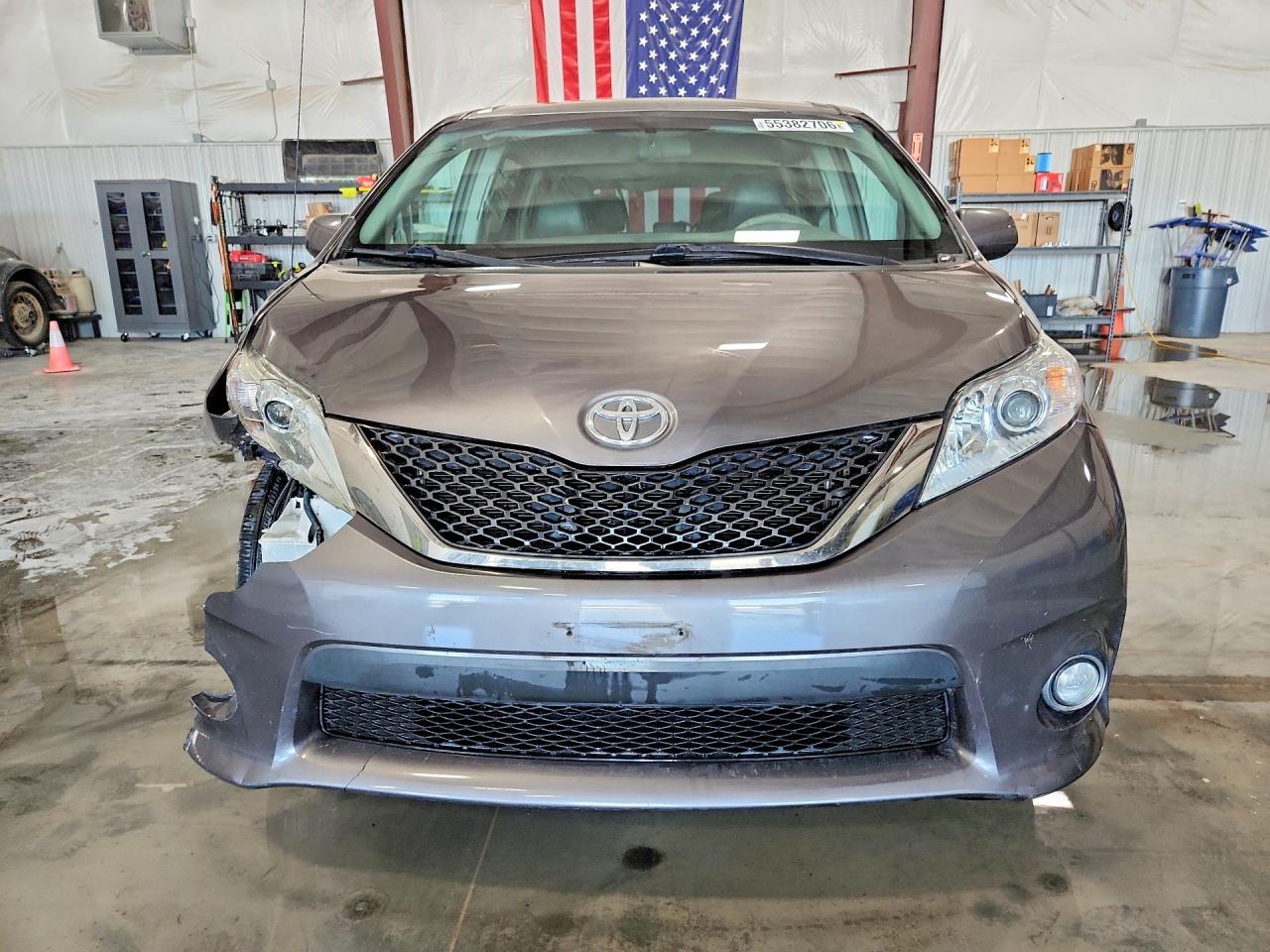 2011 TOYOTA SIENNA