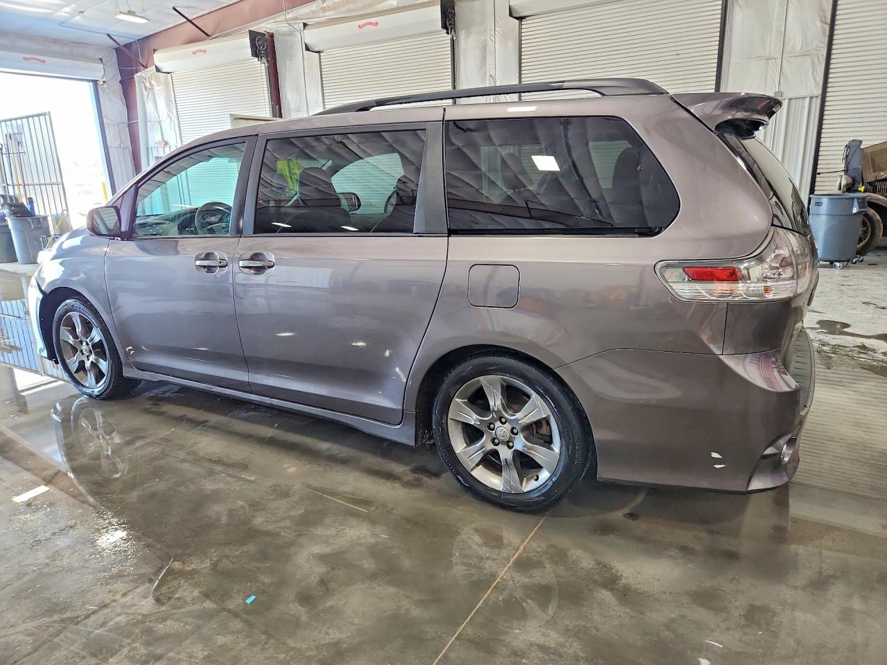 2011 TOYOTA SIENNA