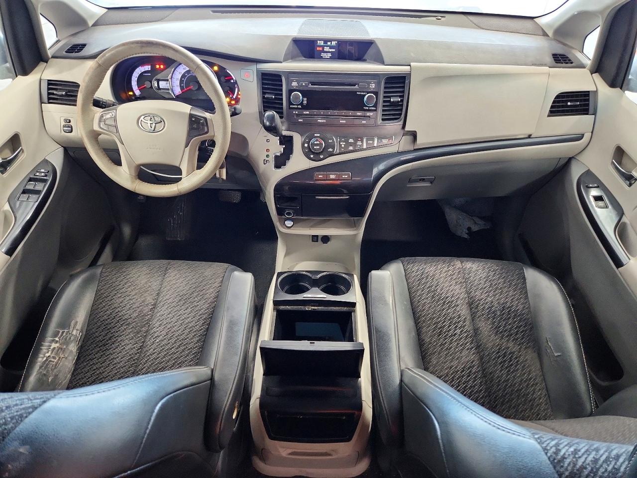 2011 TOYOTA SIENNA