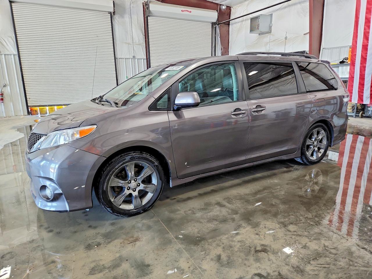 2011 TOYOTA SIENNA