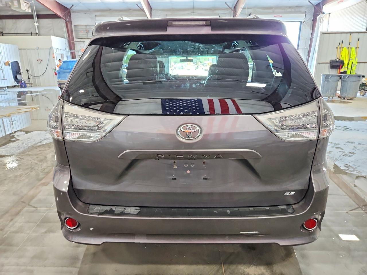 2011 TOYOTA SIENNA