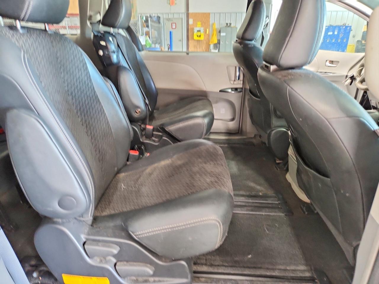 2011 TOYOTA SIENNA