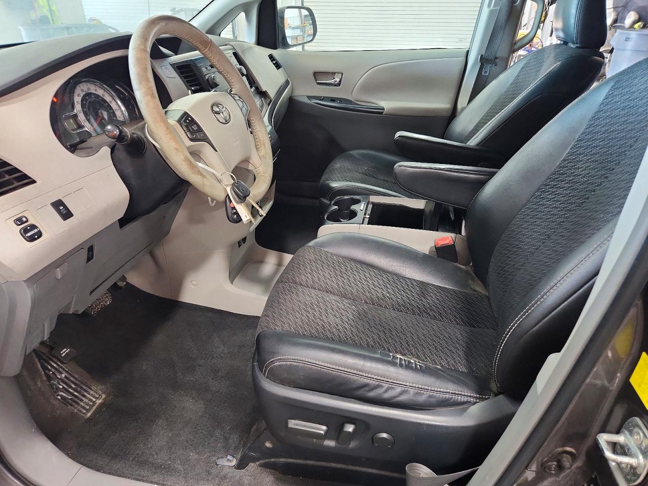 2011 TOYOTA SIENNA